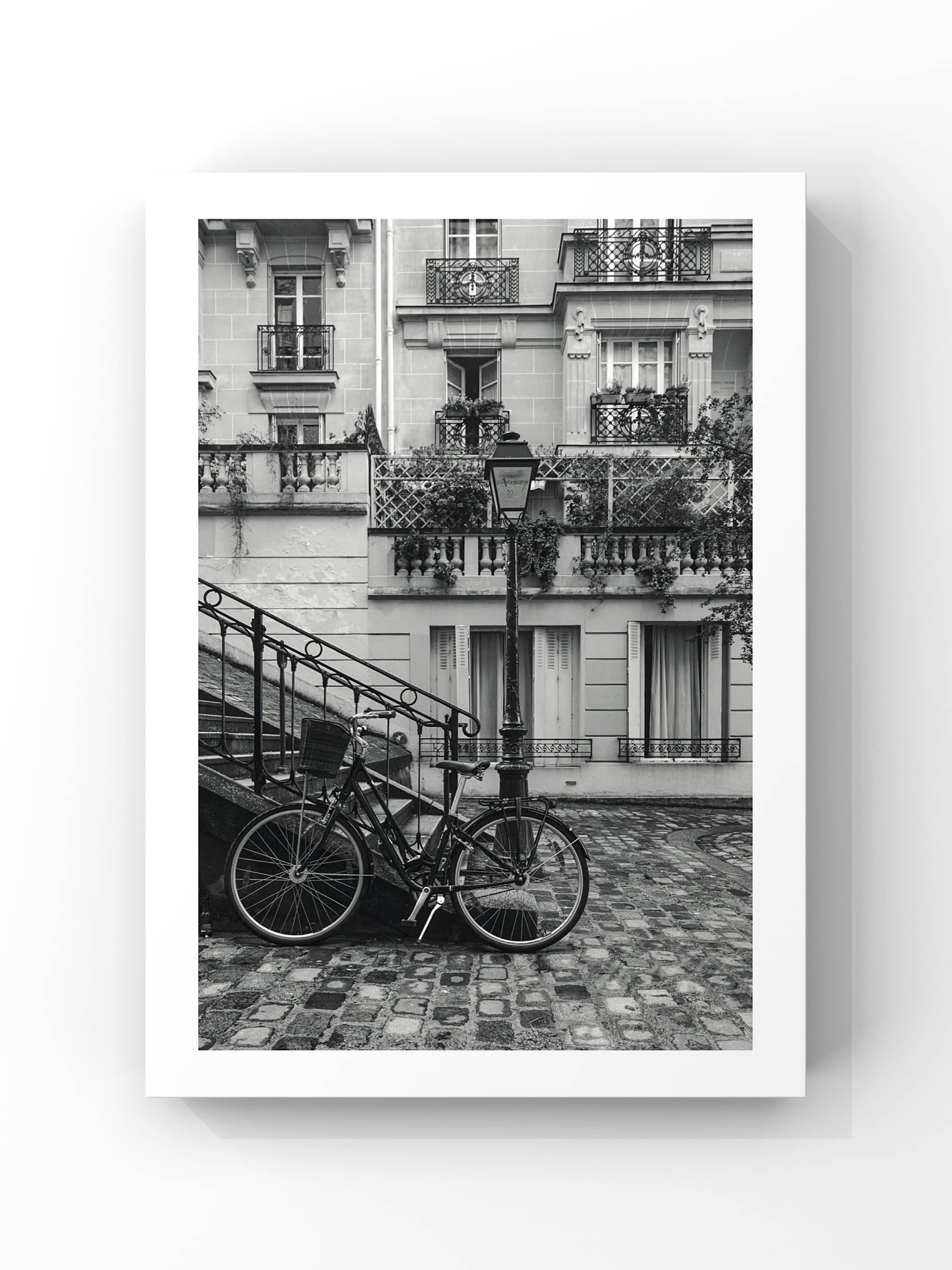 Paris Sokaklarında Bisiklet – Vintage Siyah Beyaz Poster Tablo